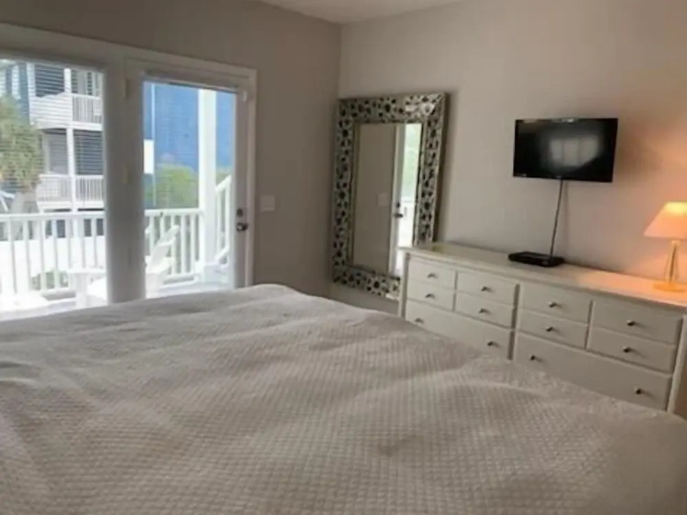 Absolute Bliss Private  4 Bedroom Home by RedAwning