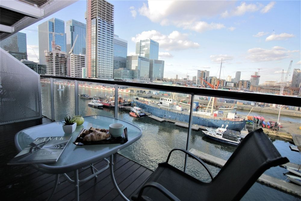 Canary Wharf Luxury River view apartment
