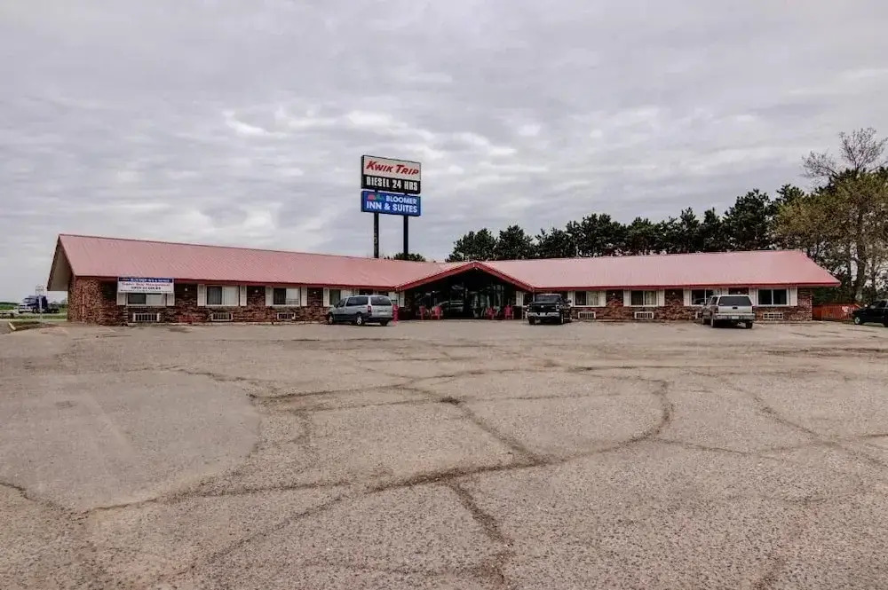 Bloomer Inn & Suites