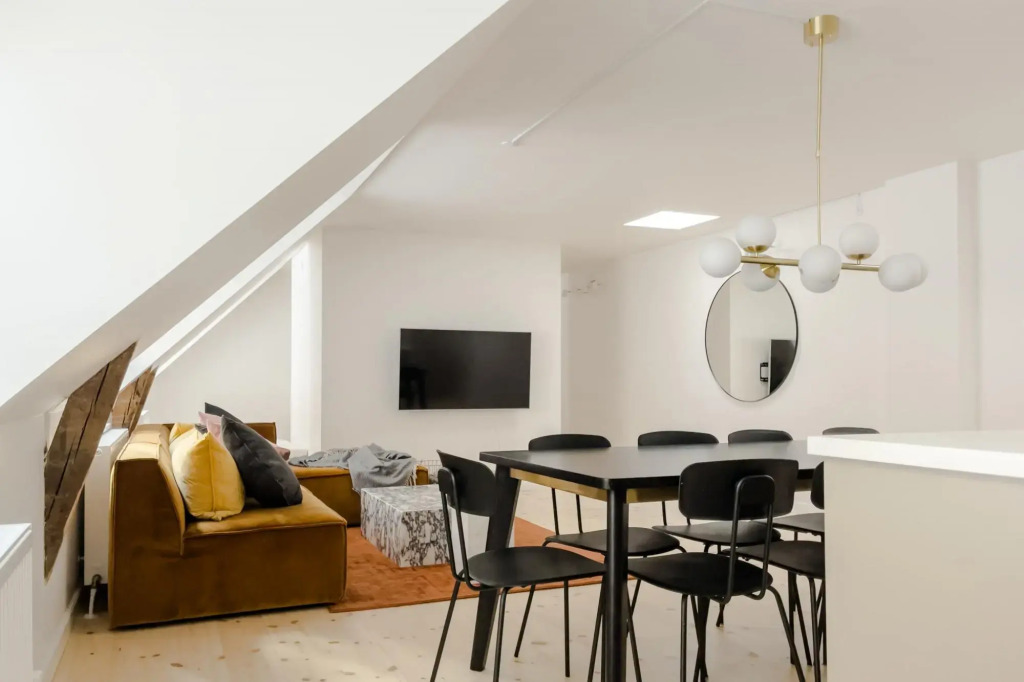 ★Central Apt · Newly Renovated · Shopping Street★