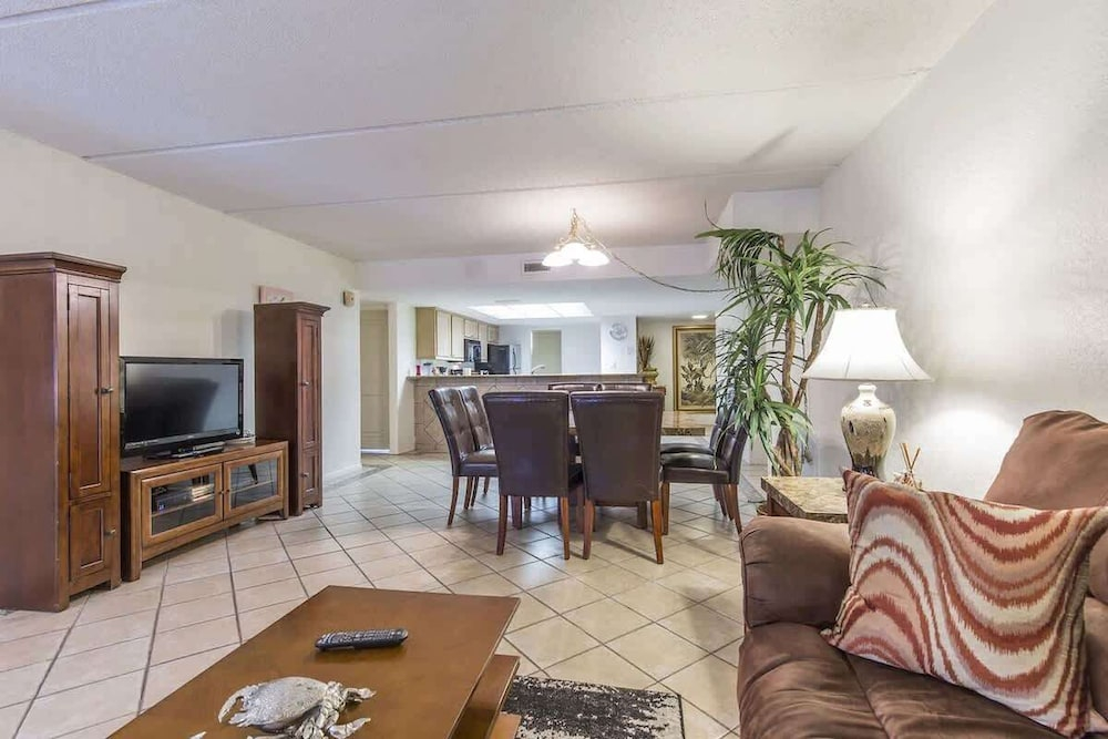 Sweeping 10th Floor Views - Up to 8 - Beachfront