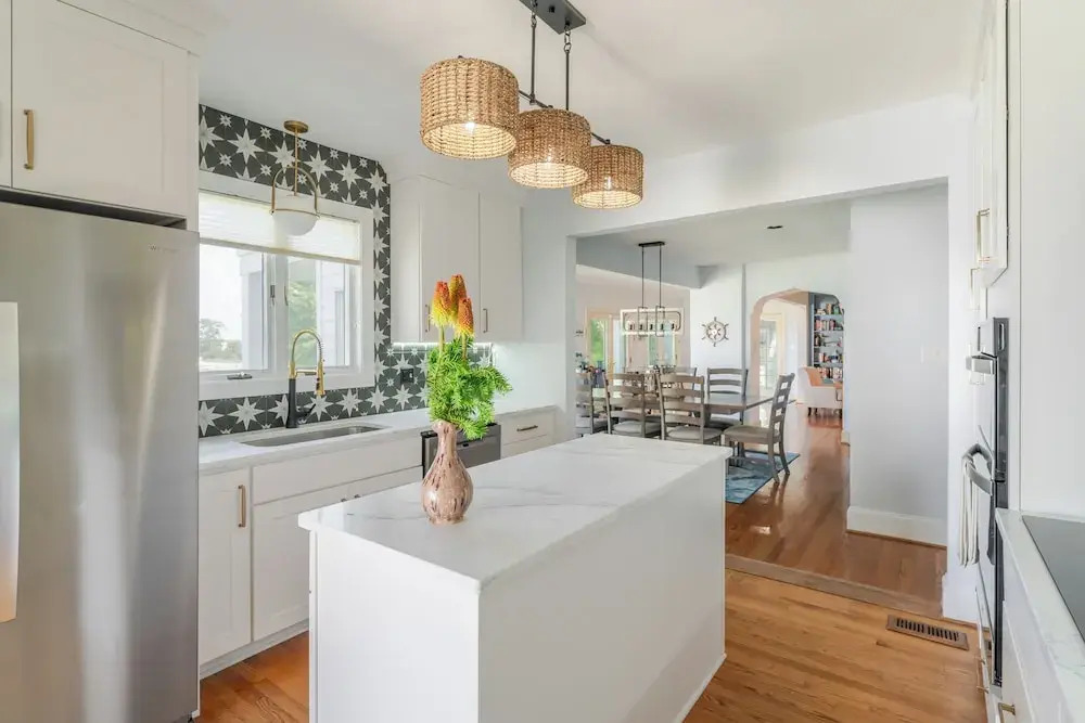 Hot Tub + Private Beach: Waterfront Urbanna Escape