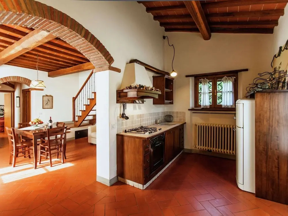 Villa with Spacious Garden, Swimming Pool, Hot Tub, Tennis Court near Cortona