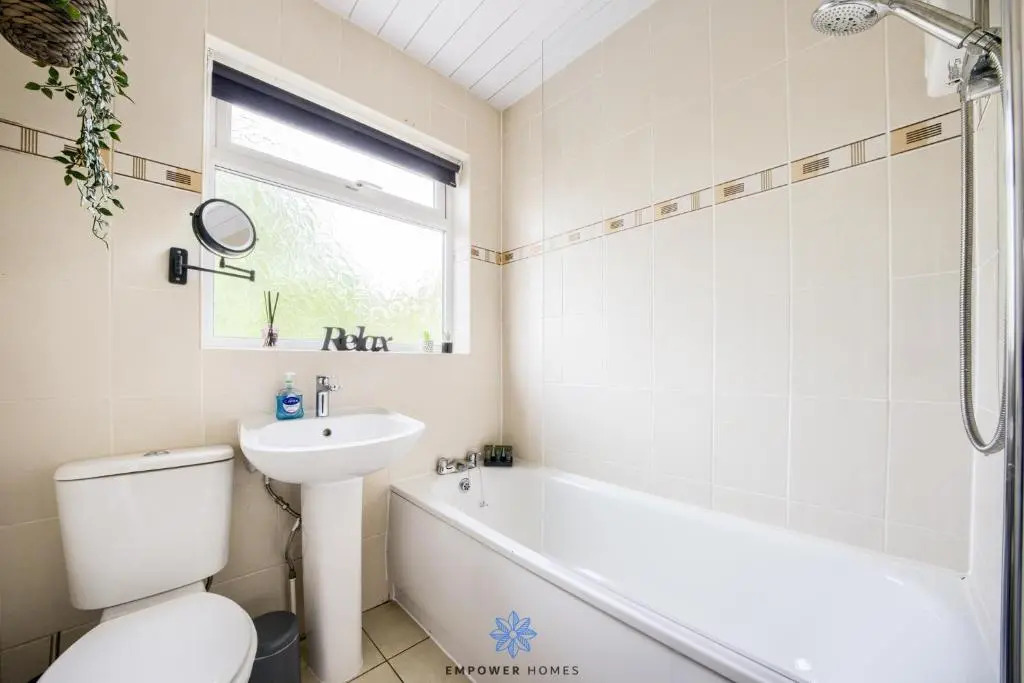 Coventry Large Stylish 4 Bedroom House, Sleeps 8, Private Parking, by EMPOWER HOMES rates incl VAT