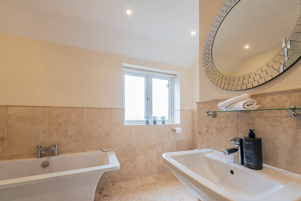Spacious Country House for 14, Holywell, No Deposit