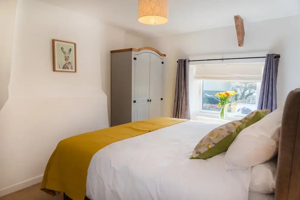 Pet-friendly Vintage Cottage, No Deposit