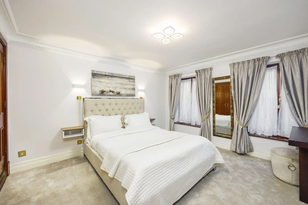CARLTON COURT - MAYFAIR
