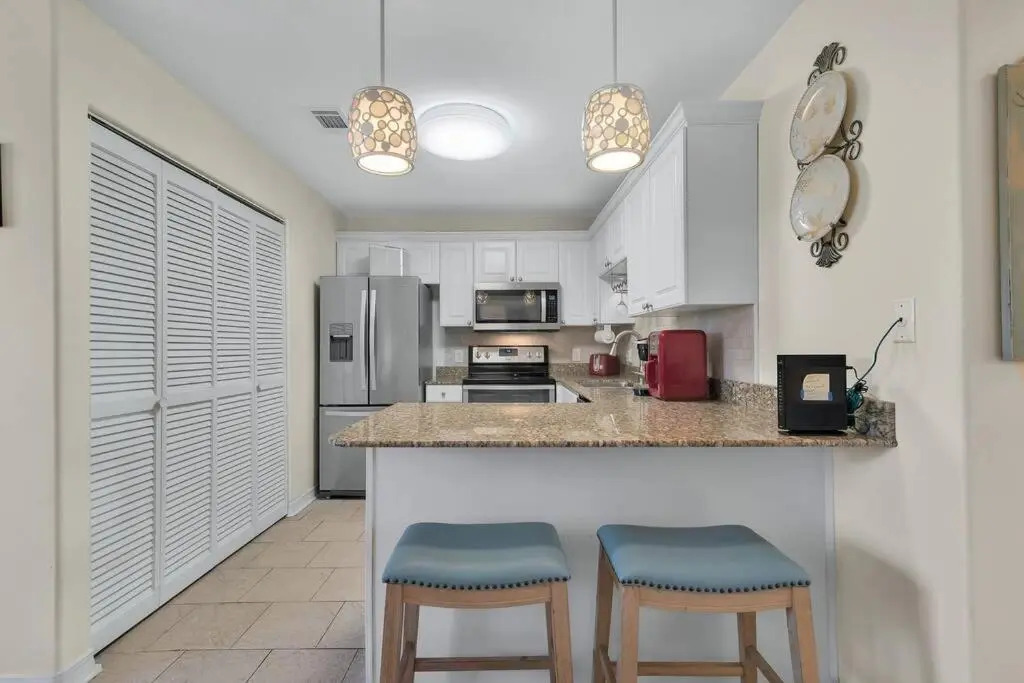 2bd 2ba 1st floor condo WALK TO BEACH