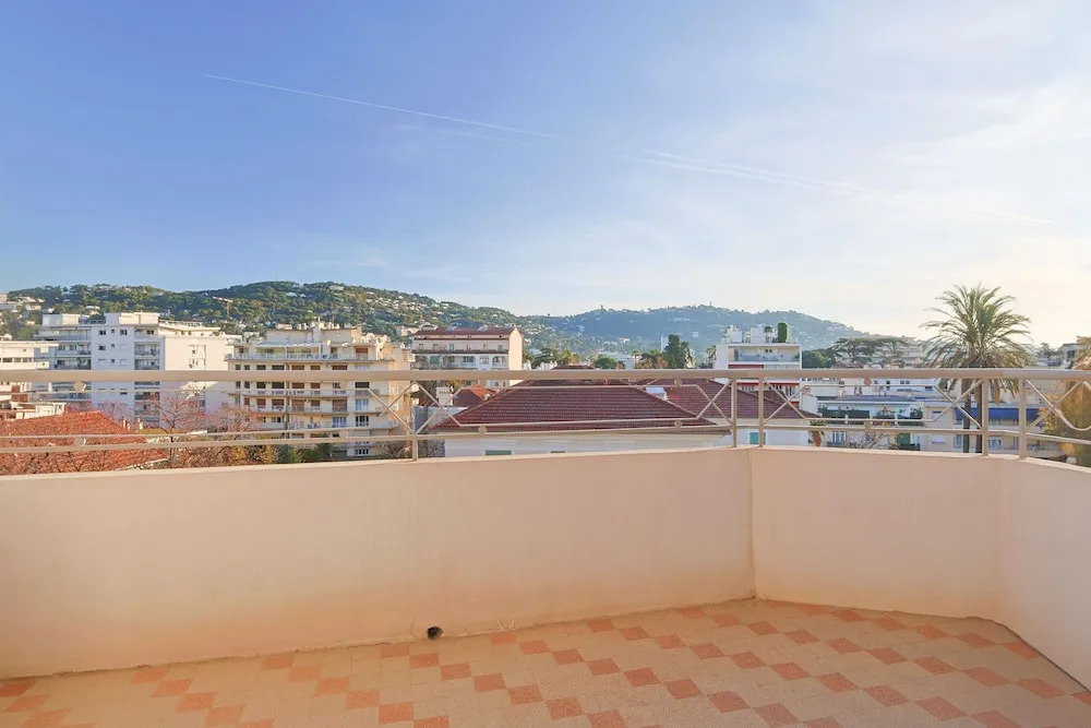 325 L Alba in Cannes