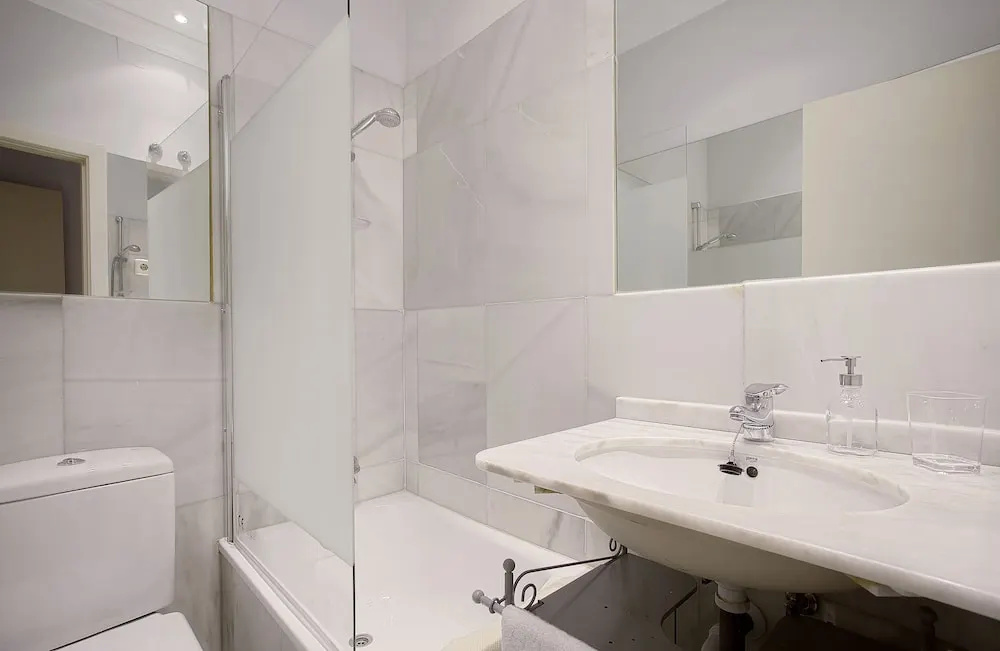 Large 3 Bd Apartm 200 m Square With View to the Royal Palace. Palacio