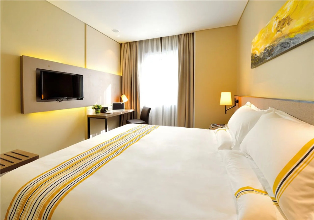 Homeinn Plus Hotel (Shenyang Railway Station East Square Subway Station)