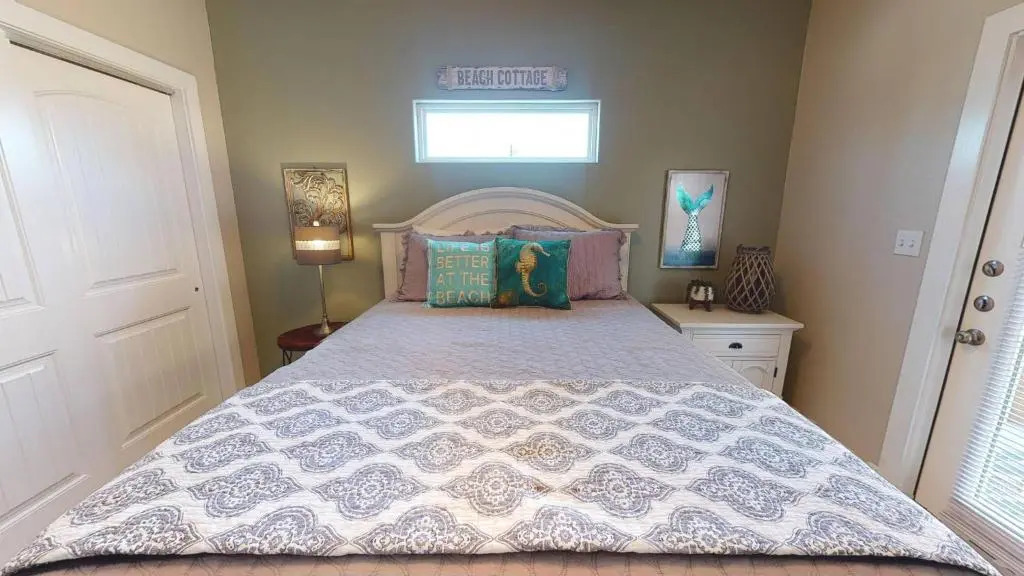 BC101 New Townhome, Heated Pool, 1 Minute Drive to Beach