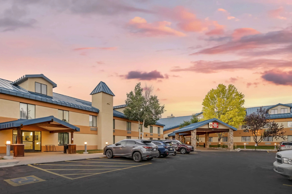 Eagle Lodge and Suites