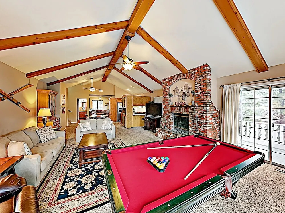 Eagles Nest: Large House Near Lake & Ski Resorts 3 Bedroom Home