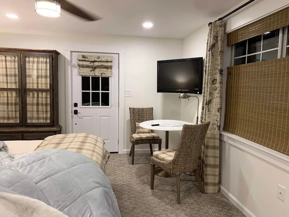 Five-star Historic Boyd Harvey Carriage House 2 Bedroom Home by RedAwning