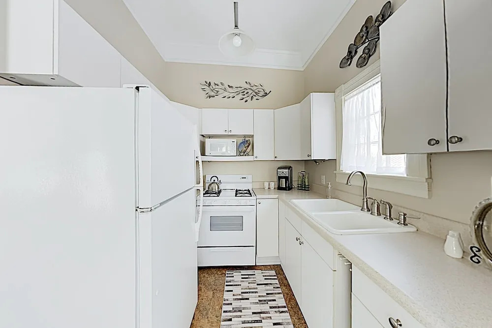 New Listing! Historic Gem, Walk Everywhere 1 Bedroom Apts