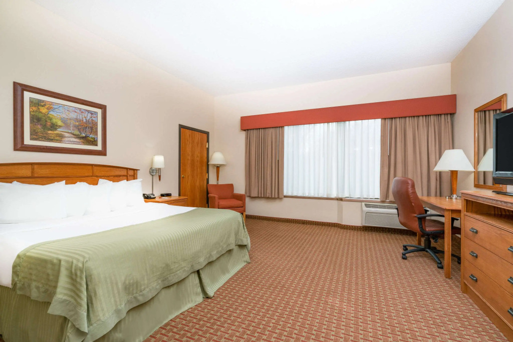 Ramada Tropics Resort & Conf Center by Wyndham Des Moines