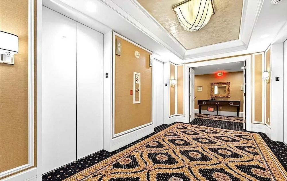 Stylish Renovated Studio at Trump Tower 2804