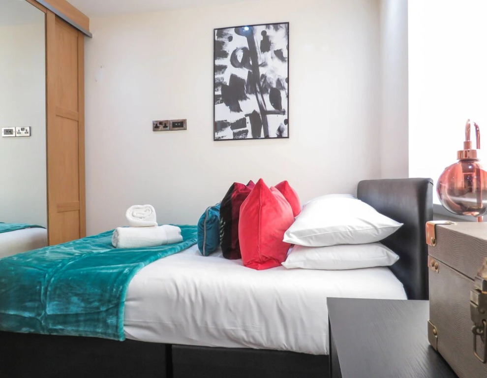Tudors eSuites Birmingham Townhouse Private Garden Free Parking
