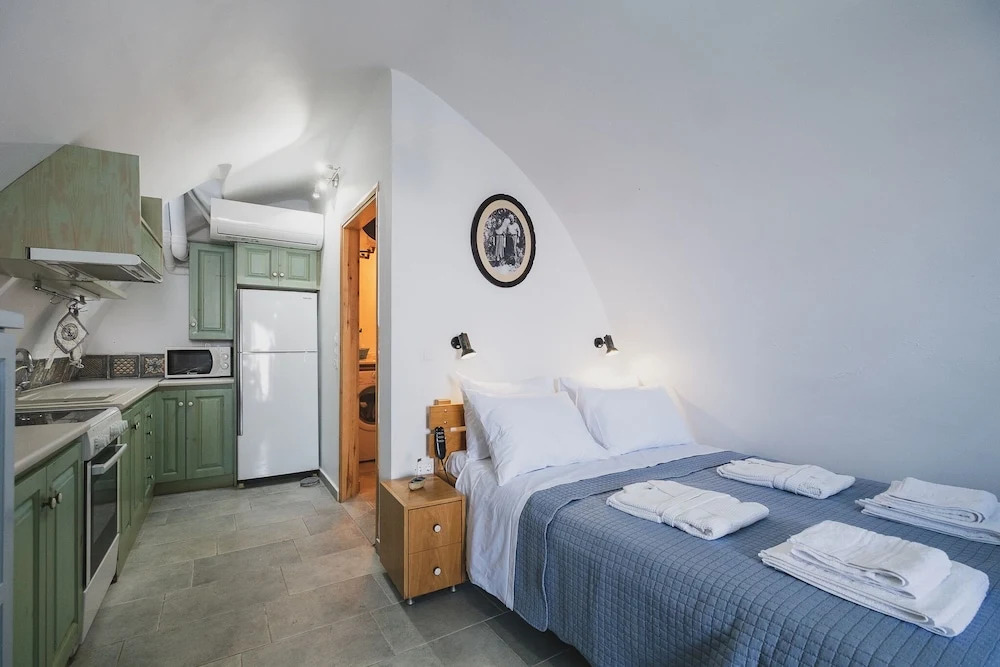 Karavos View - An artists hideaway Paradise