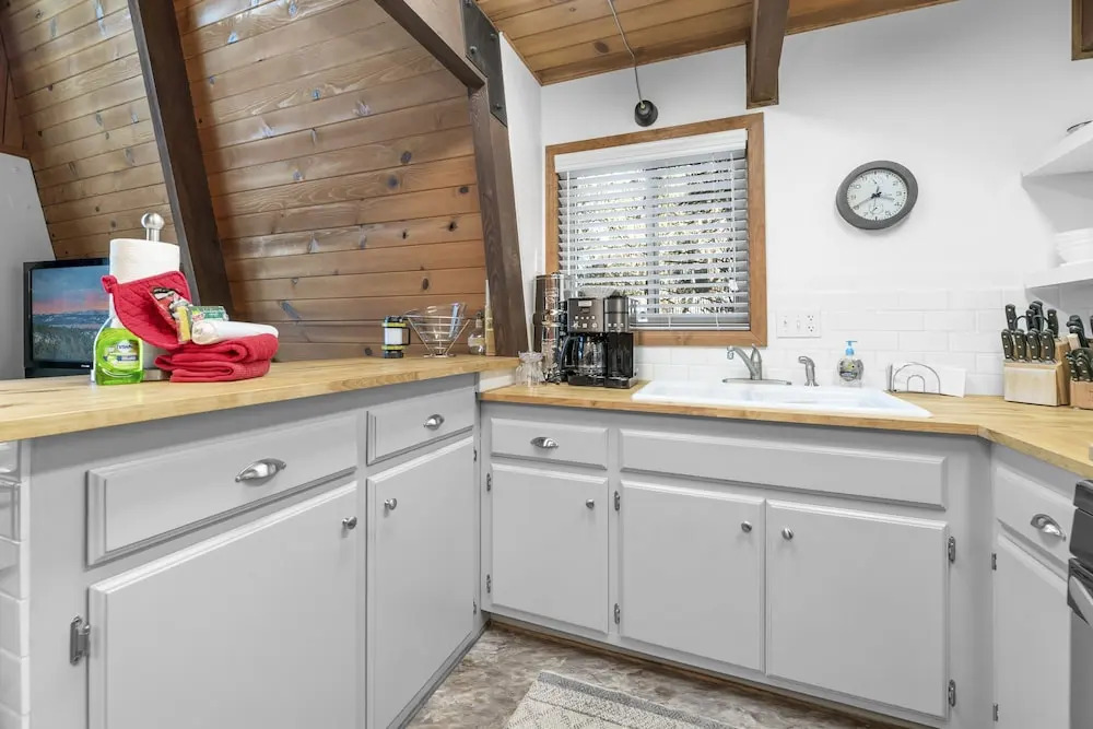 Big Bear Lookout Lodge - Luxurious Mountain Home, Just A Short Drive To Big Bear's Attractions. 3 Bedroom Cabin