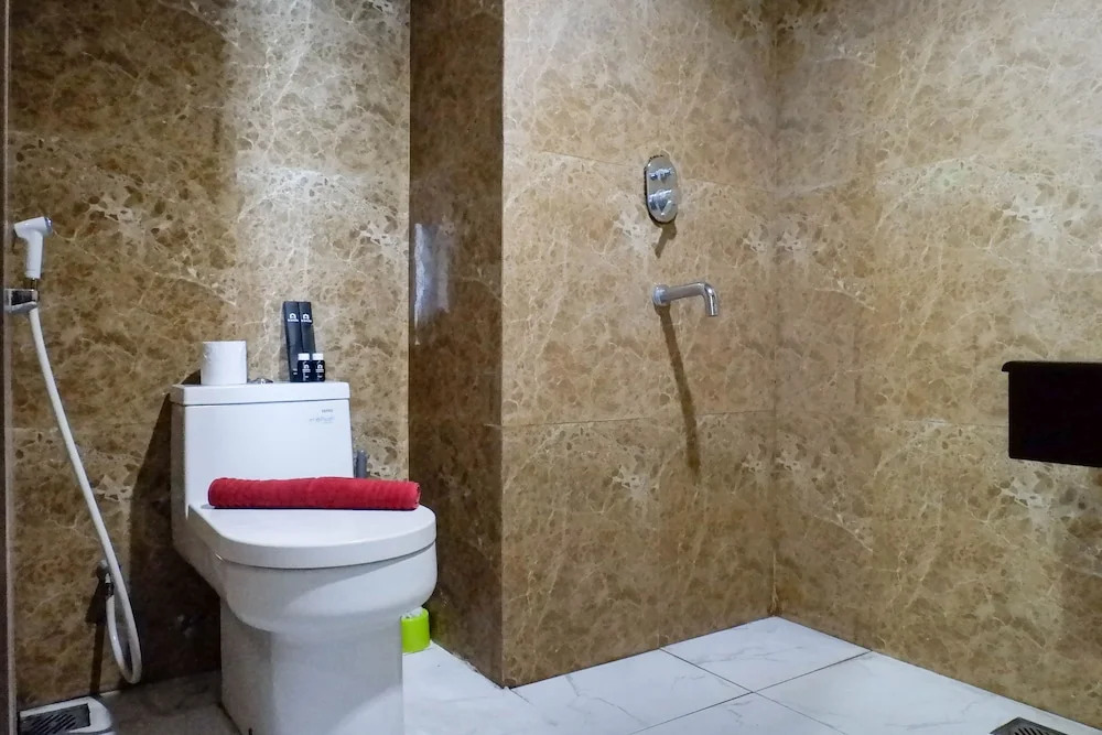 Serene Exclusive Modern Studio Apartment at Grand Sungkono Lagoon By Travelio