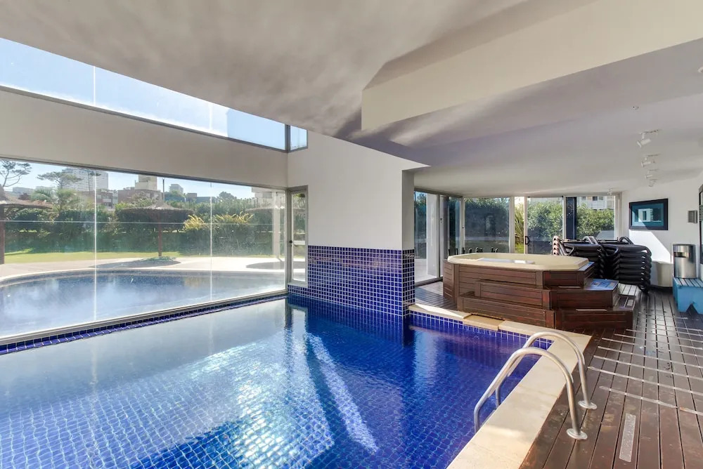Comodo apartamento c/ piscina interior y exterior