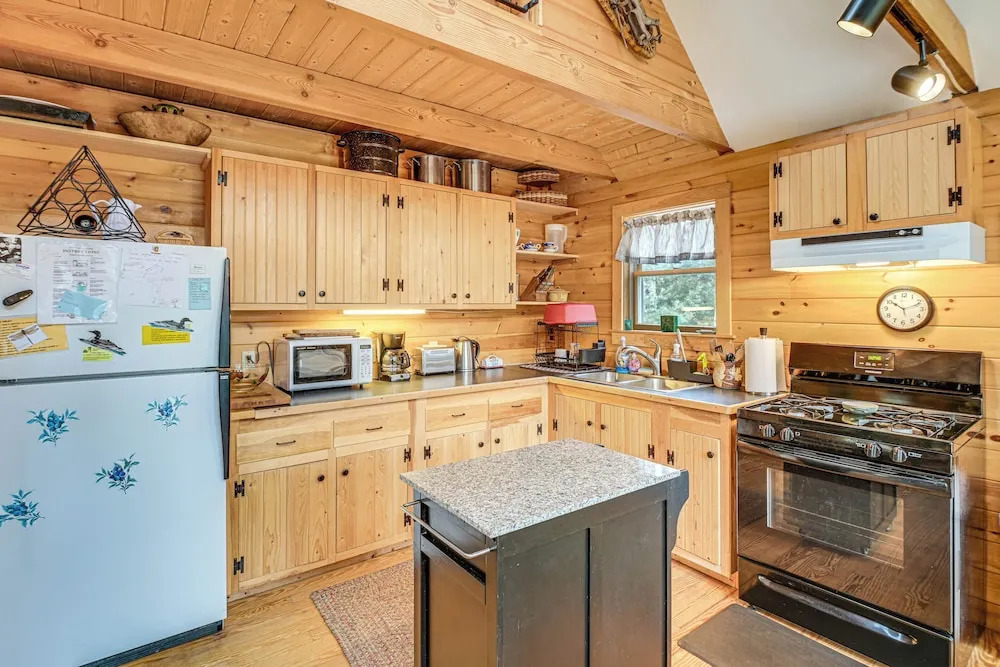 Lamoine Cabin w/ Deck ~ 16 Mi to Acadia Natl Park