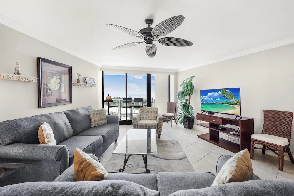 Beachfront Condo With Sw-facing Balcony and Pool