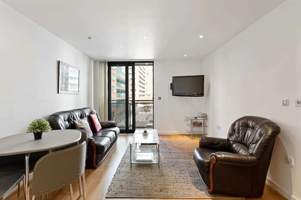 2 Bed W/private Balcony 10 min to Canary Wharf Stn