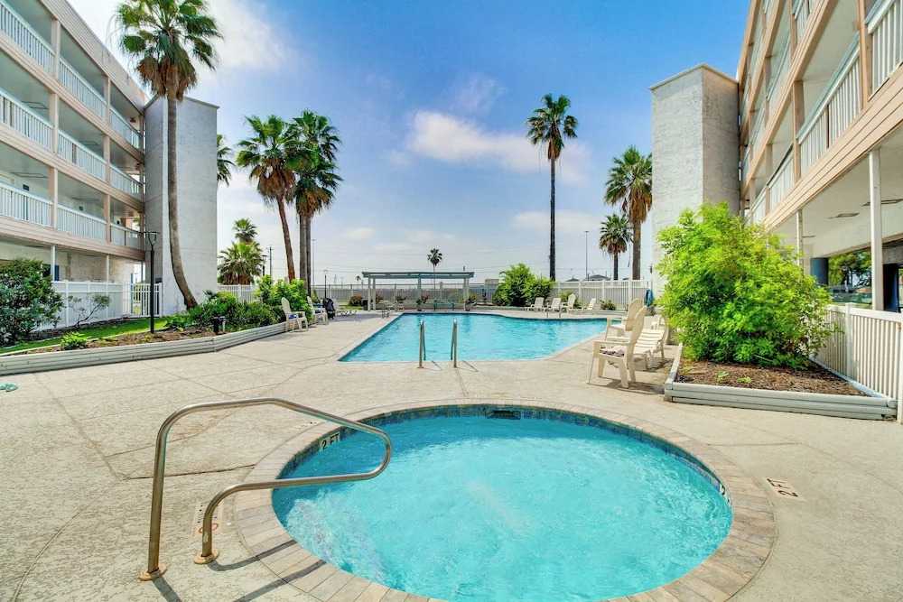 Balcony w/ Ocean View! North Beach 2nd-floor Condo