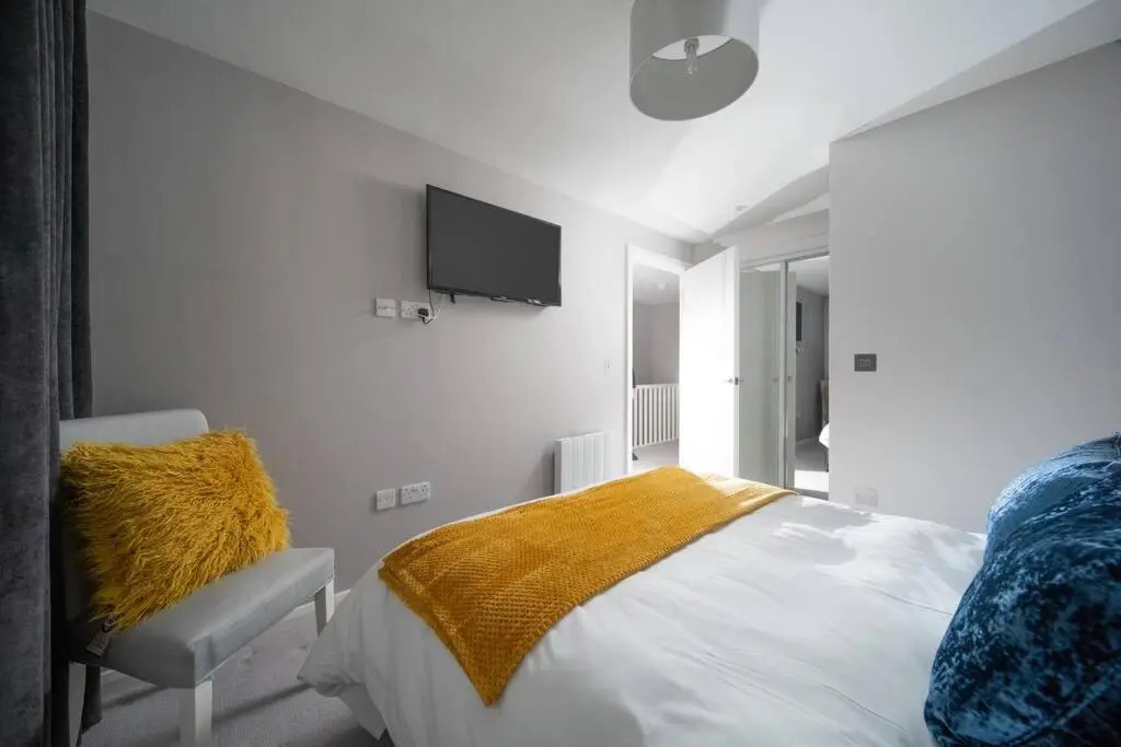 Deluxe Apartment near Cabot Circus w Parking sleeps 5