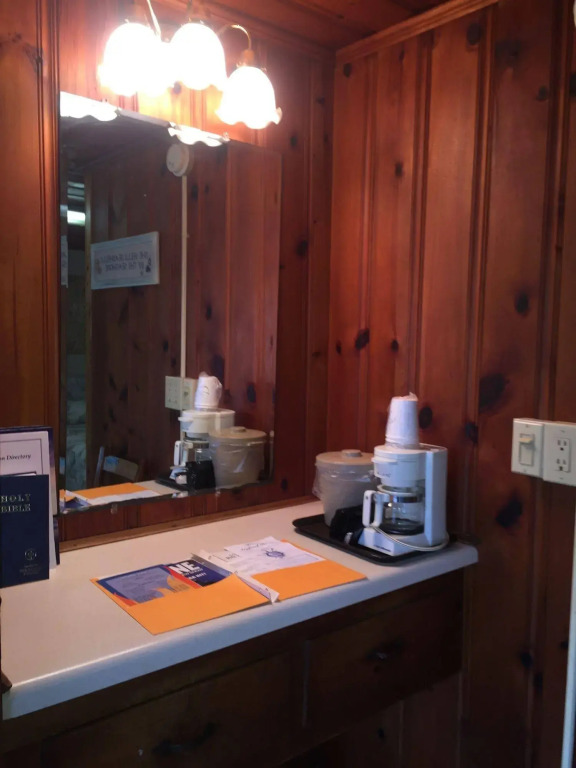 Captain's Cove Motel
