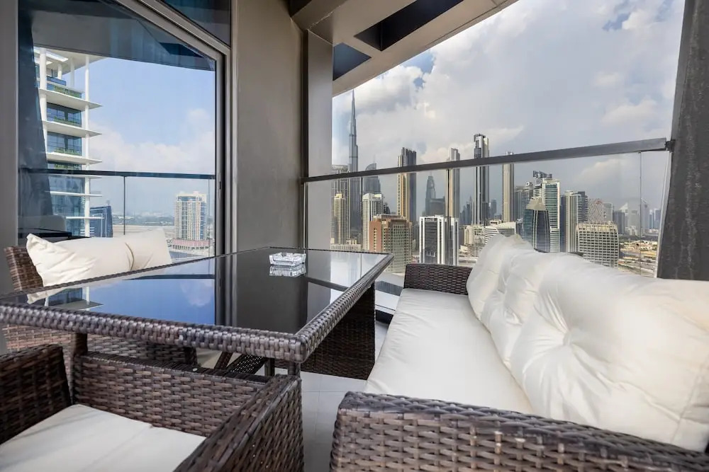 Waves - Elegant Waterfront Living in Dubais Business Bay