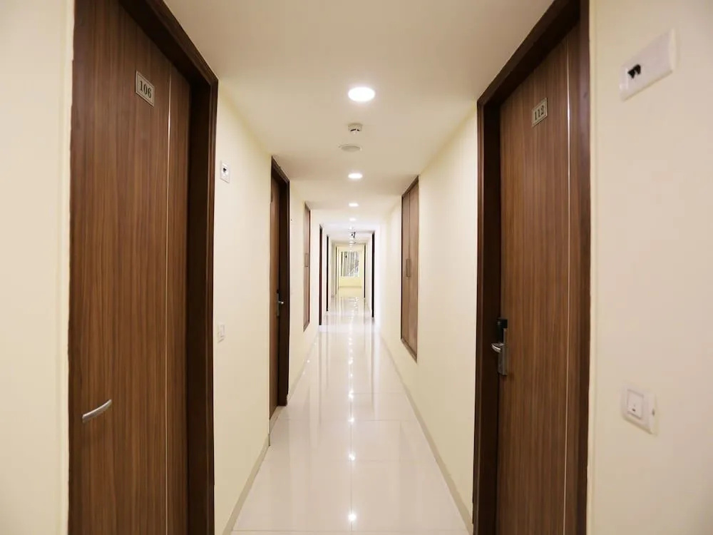 Capital O 12674 Hotel Grand Suites