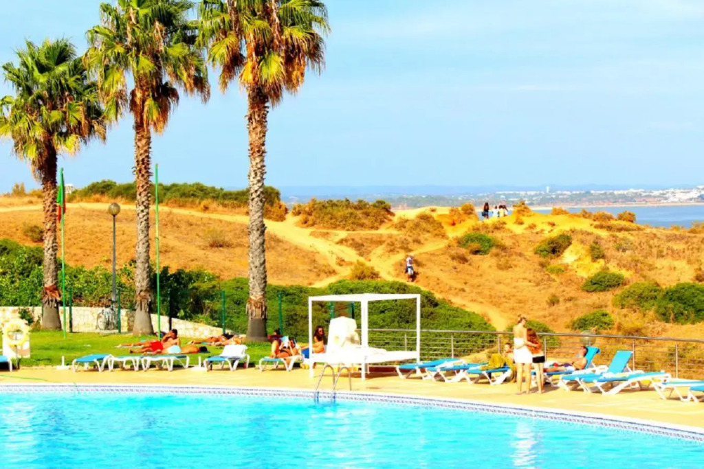 Amazing Beach House with Balcony (Free WI-FI)