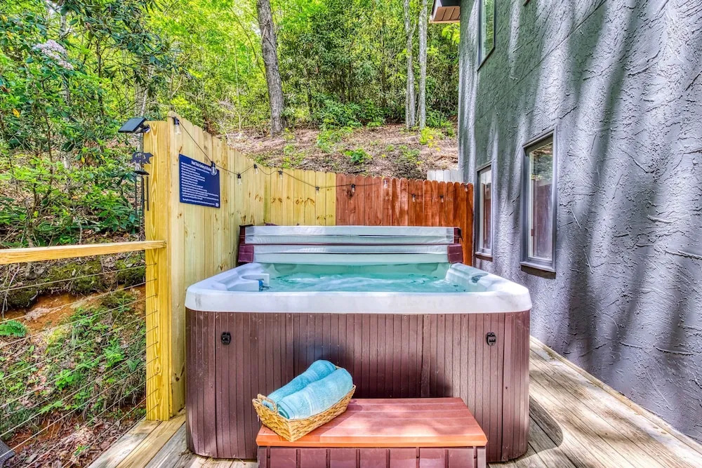 Pine and Peak - Hot Tub Fire Pit Dog Friendly - Gatlinburg Arts Crafts Community - Sleeps 6