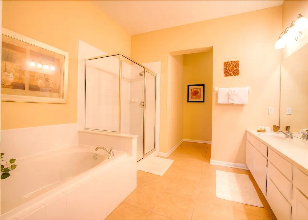 Top-Floor Luxurious LAKEVIEW Condo