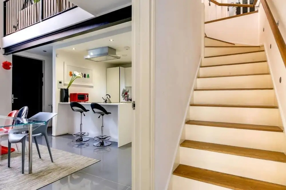 Stylish 2 bed 3 Storey House With Mezzanine