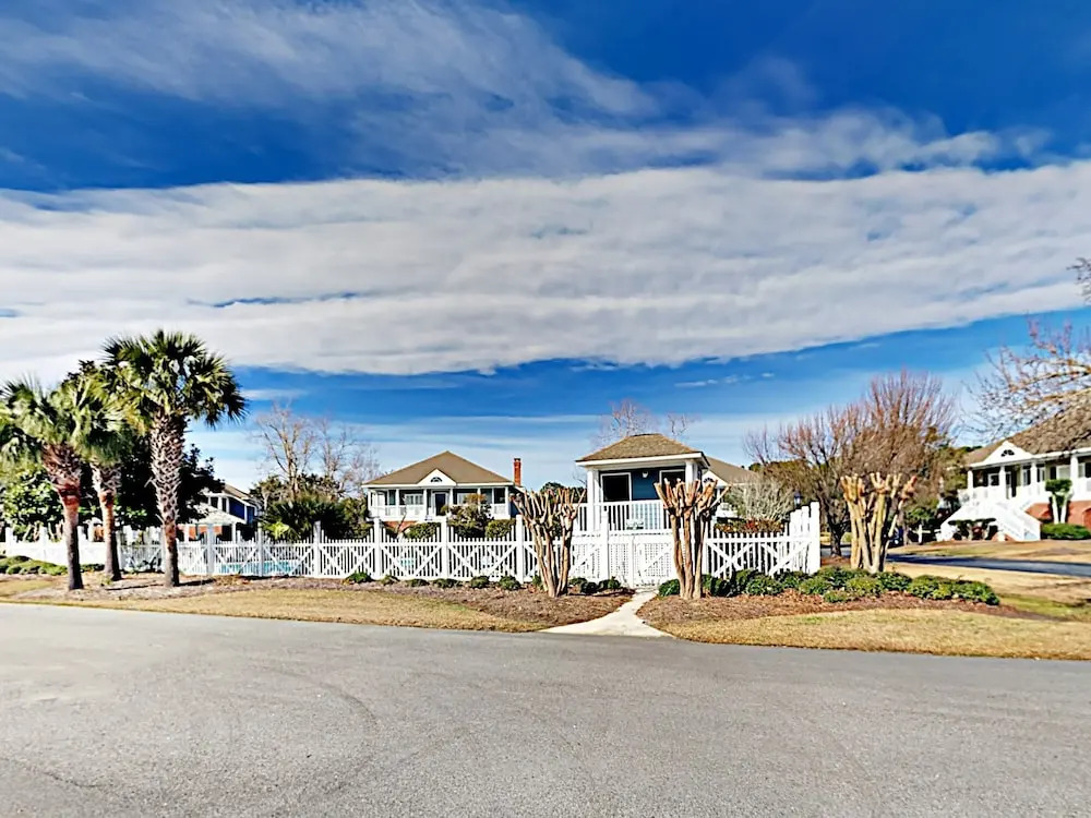 Lakeside - 4 Br Home