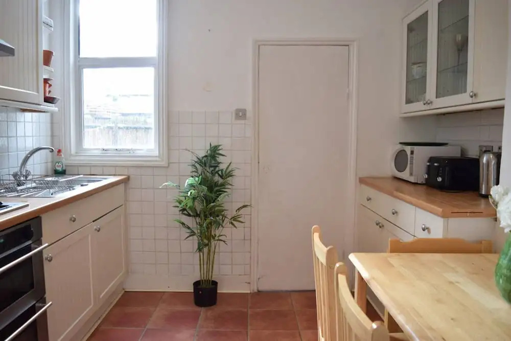 Spacious 4 Bedroom House Close to Tooting Station