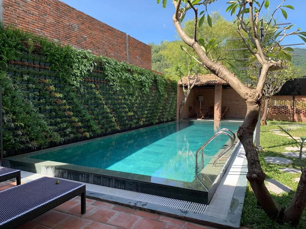 Tropical Forest Hostel & Apartments