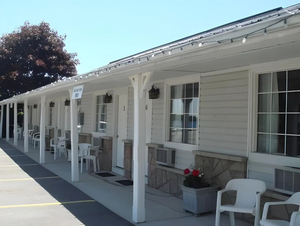 Boathouse Country Inn