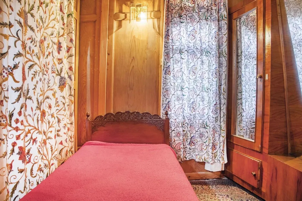 GuestHouser 1 BR Houseboat 126f