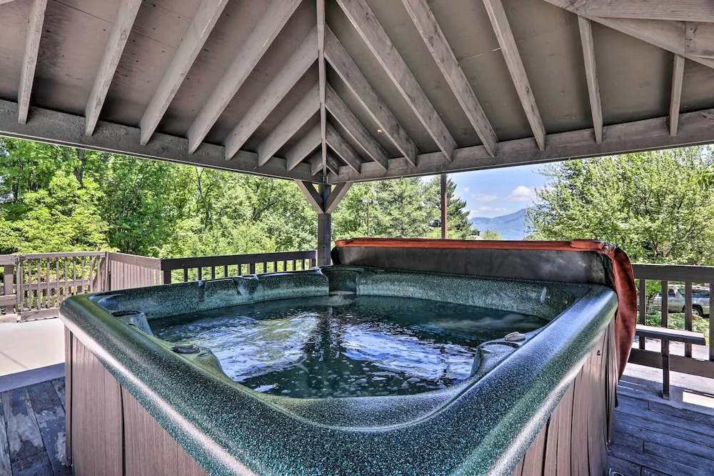 Condo w/ Pool & Grill Access ~ 4 Mi to Gatlinburg!