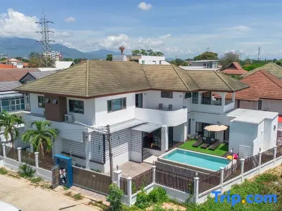 9 BR Pool Villa near Shopping Mall.