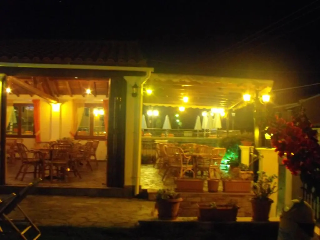 Perros Hotel