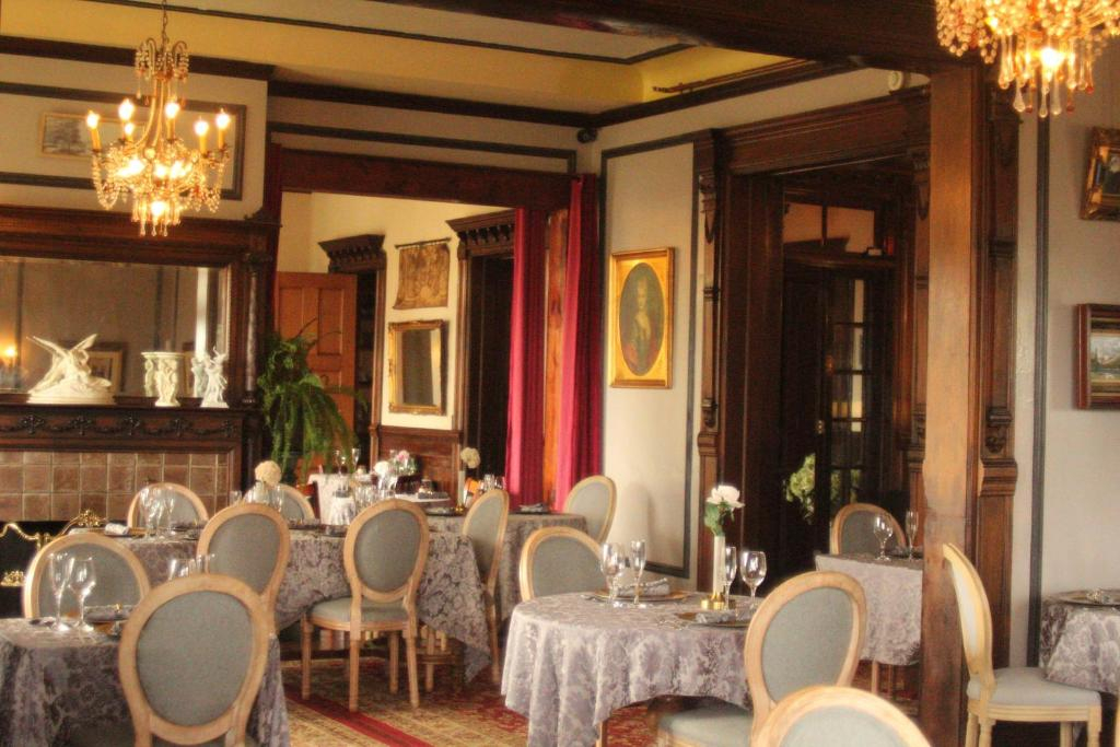 Henderson Castle Inn