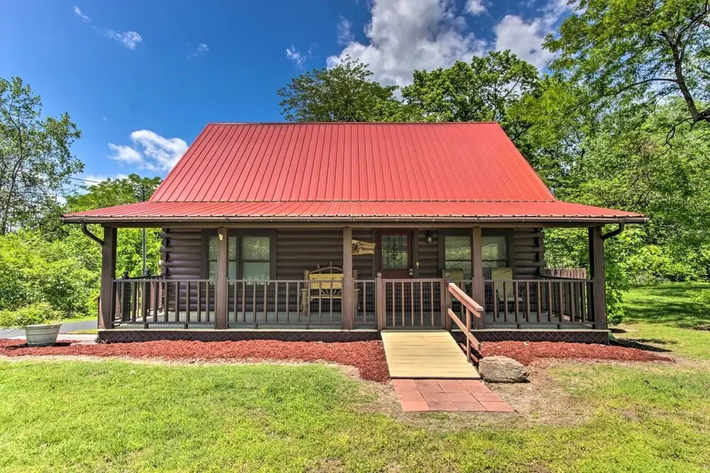 Rustic Cabin w/ Screened Deck: 8 Mi to Dollywood