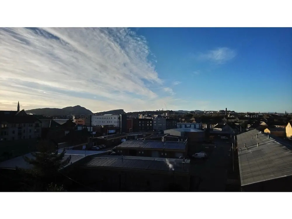 Spacious Leith Flat For 4 W/ Skyline View
